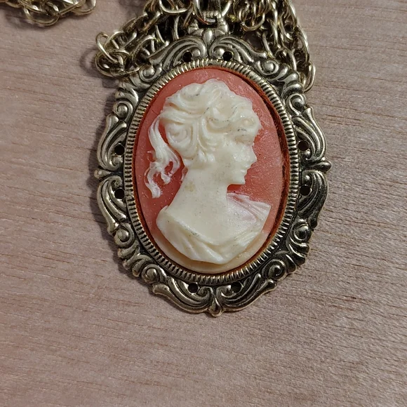 Vintage Cameo Necklace Salmon - Picture 2 of 4